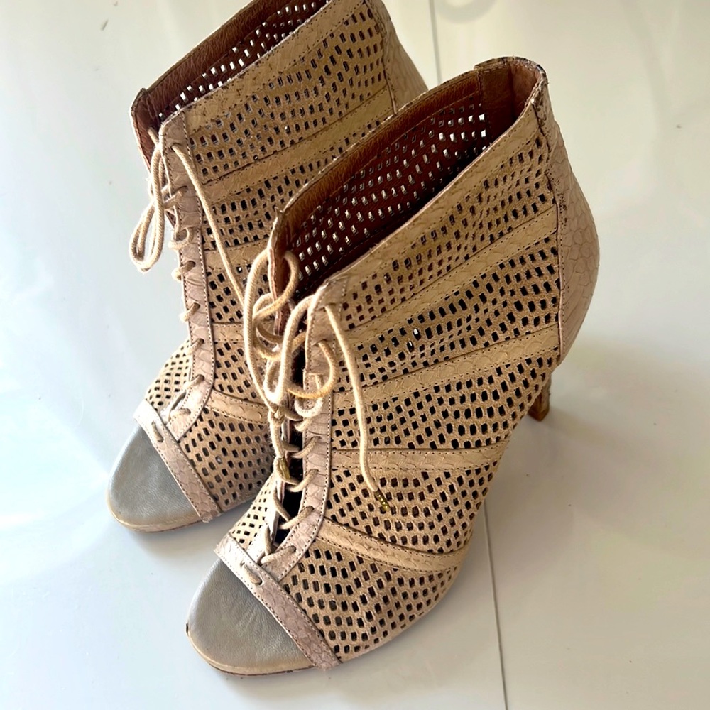 Camel heels